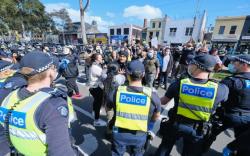 Demo Anti-Lockdown Berujung Rusuh, Polisi Tangkap Puluhan Orang Pendukung Teori Konspirasi