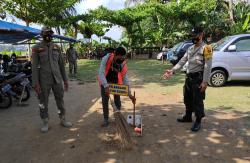 Warga Palembang Pilih Bersih-Bersih Ketimbang Didenda saat Terjaring Operasi Yustisi