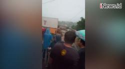 Video Banjir Bandang Terjang Kampung Cibuntu Cicurug Sukabumi, 2 Warga Terbawa Arus