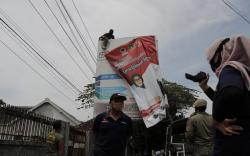 Bawaslu Bongkar Alat Peraga Sementara Paslon Kepala Daerah di Blora