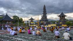 Umat Hindu Gelar Upacara Hari Raya Kuningan dengan Protokol Kesehatan