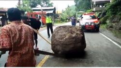 Batu Gunung Jatuh dari Bukit Karo, Jalan Padang Menuju Painan Macet