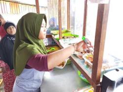 Unik, Nasi Padang Harga Rp5.000 Seporsi di Ulak Karang