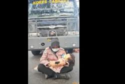 Bikin Terenyuh, Polwan Polres Dompu Ini Amankan Aksi Demo Sambil Gendong Anak