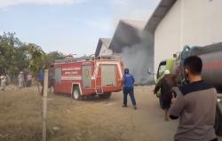 Video Puluhan Bal Tembakau di Pamekasan Ludes Terbakar