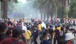 Demo Tolak UU Cipta Kerja di Kendari Rusuh, Massa Rusak Gedung DPRD