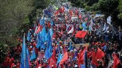 Ribuan Mahasiswa dan Buruh Bersatu Blokir Jalan Nasional Bandung-Garut