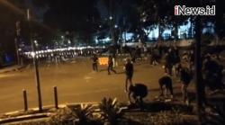 Video Massa di Bandung Rusak Mobil Polisi dan Lempari Gedung DPRD Jawa Barat