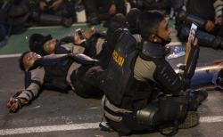 3 Polisi Terluka saat Amankan Demo Omnibus Law di Makassar