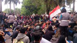 Aksi Simpatik Polwan Bagikan Air Mineral dan Roti kepada Pendemo di Bitung<