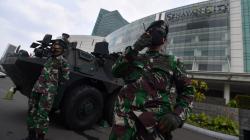 Antisipasi Kericuhan, Prajurit TNI Jaga Pusat Perbelanjaan dengan Anoa
