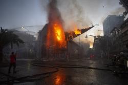 Dua Gereja Dibakar Massa saat Unjuk Rasa di Santiago Cile