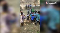 Video Viral Warga Ponorogo Terpaksa Seberangi Sungai Bawa Keranda Mayat ke Pemakaman