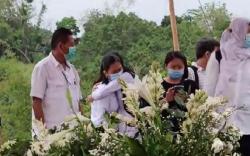 Jenazah Perempuan Terbakar di Jok Belakang Mobil Dimakamkan, Putri Korban Terus Menangis