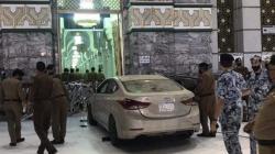 Penampakan Mobil Sedan Tabrak Pagar Masjidil Haram