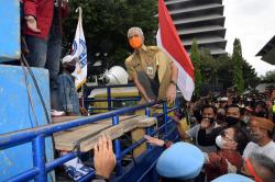 Ganjar Pastikan Tak Ada PHK Massal Industri Tekstil di Jawa Tengah<