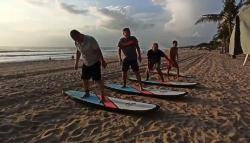 Pelatih Surfing di Bali Kembali Raup Rezeki saat Libur Panjang