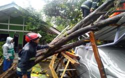 Angin Puting Beliung Terjang Cicalengka Bandung, Puluhan Rumah Rusak