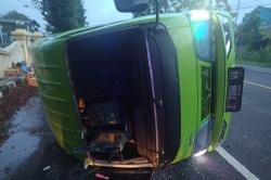 Roda Belakang Lepas, Minibus Elf Terguling di Kulonprogo 