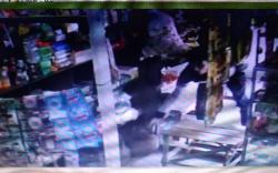 Sehari Dua Pria Prabumulih Terekam CCTV Sedang Mencuri