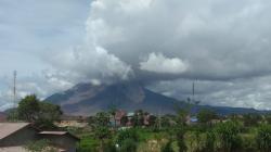 Erupsi Gunung Sinabung Luncurkan Guguran Awan Panas Sejauh 2.000 Meter