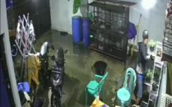 Terekam CCTV, Dua Pria Prabumulih Curi Burung Berkicau<