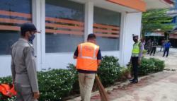 Terjaring Operasi Yustisi, ASN Pesisir Selatan Dihukum Menyapu Kantor<