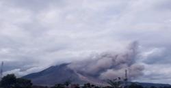 Gunung Sinabung Luncurkan Guguran Awan Panas Sejauh 1.500 Meter<