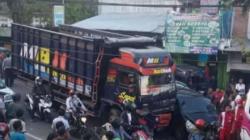 12 Kendaraan Tabrakan Beruntun di Kota Batu, Berawal dari Truk Rem Blong<