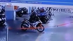 Seram, Motor Bebek Ini Tiba-Tiba Bergerak Sendiri di Parkiran Terekam Kamera CCTV