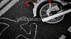 Motor Dihantam Minibus, Emak-emak Terpental 10 Meter dan Luka Parah