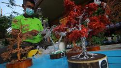 Perajin Ini Buat Replika Tanaman Bonsai Berbahan Limbah Elektronik