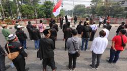 Puluhan Warga Surabaya Gelar Upacara Hari Pahlawan di Jembatan Merah