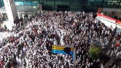 Massa Pendukung Habib Rizieq Baca Selawat Nabi di Bandara Soekarno Hatta