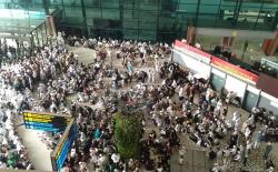 Simpatisan Habib Rizieq Padati Pintu Kedatangan Terminal 3 Bandara Soetta