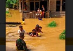 Banjir 2 Meter Rendam 400 Rumah di Indragiri Hulu Riau, TNI-Polri Evakuasi Warga
