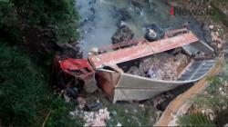 Video Truk Mie Instan Terjun ke Sungai Sedalam 30 Meter di Cianjur, Sopir Tewas di Tempat<
