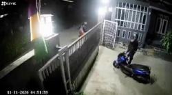 Terekam CCTV, Maling Motor di Bekasi Todongkan Pistol ke Security