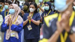 Tim Medis Tepuk Tangan 56 Detik Memperingati Hari Kesehatan Nasional