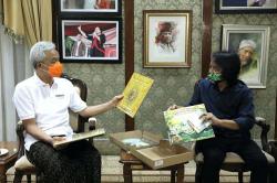 Bertamu ke Ganjar, Gitaris Dewa Budjana Bawa 5 Piringan Hitam 