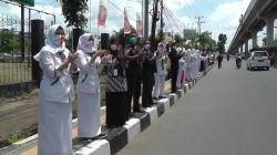 Perawat RSUD Siti Fatimah Palembang Tepuk Tangan 56 Detik di Pinggir Jalan
