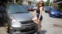 Deretan Model Seksi Warnai Kolaborasi Komunitas Mobil dan Fotografi