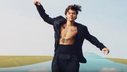 Harry Styles Tampil Berani Kenakan Gaun dan Rok untuk Pemotretan Majalah Vogue