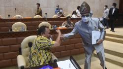Gaya Menhub Budi Karya Sumadi Pakai Baju Adat saat Raker bersama DPR