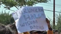 Biaya Wisuda Daring Kemahalan, Ratusan Mahasiswa Bakar Toga dan Segel Gedung Rektorat