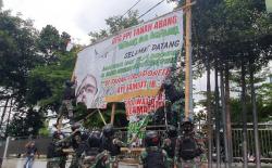 Personel Gabungan Tertibkan Baliho Tak Berizin, Beberapa Sisa Penyambutan Habib Rizieq<