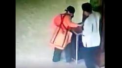 Terekam CCTV, 1 Keluarga di Malang Curi Kotak Amal Masjid<