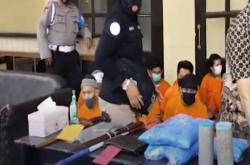 Video Polisi Tangkap Pelaku Daur Ulang Limbah Sarung Tangan di Bandung