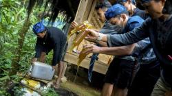 Masyarakat Badui Ramai-Ramai Musnahkan Madu Palsu