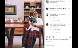 Viral Gubernur Anies Pakai Sarung Baca Buku How Democracies Die